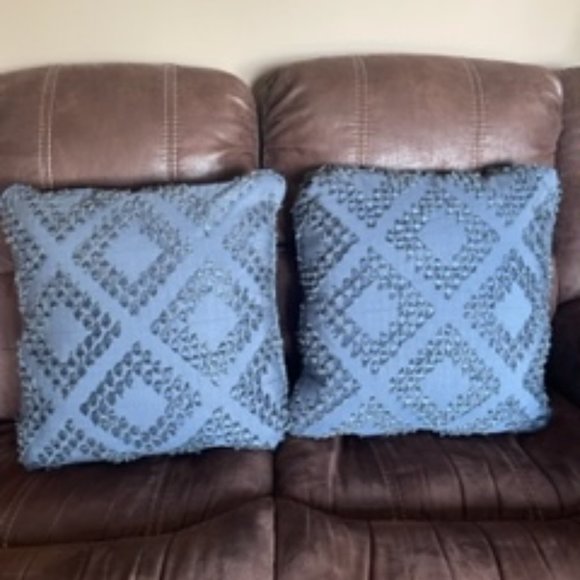 2 Decorative furniture store made pillows - Picture 1 of 2